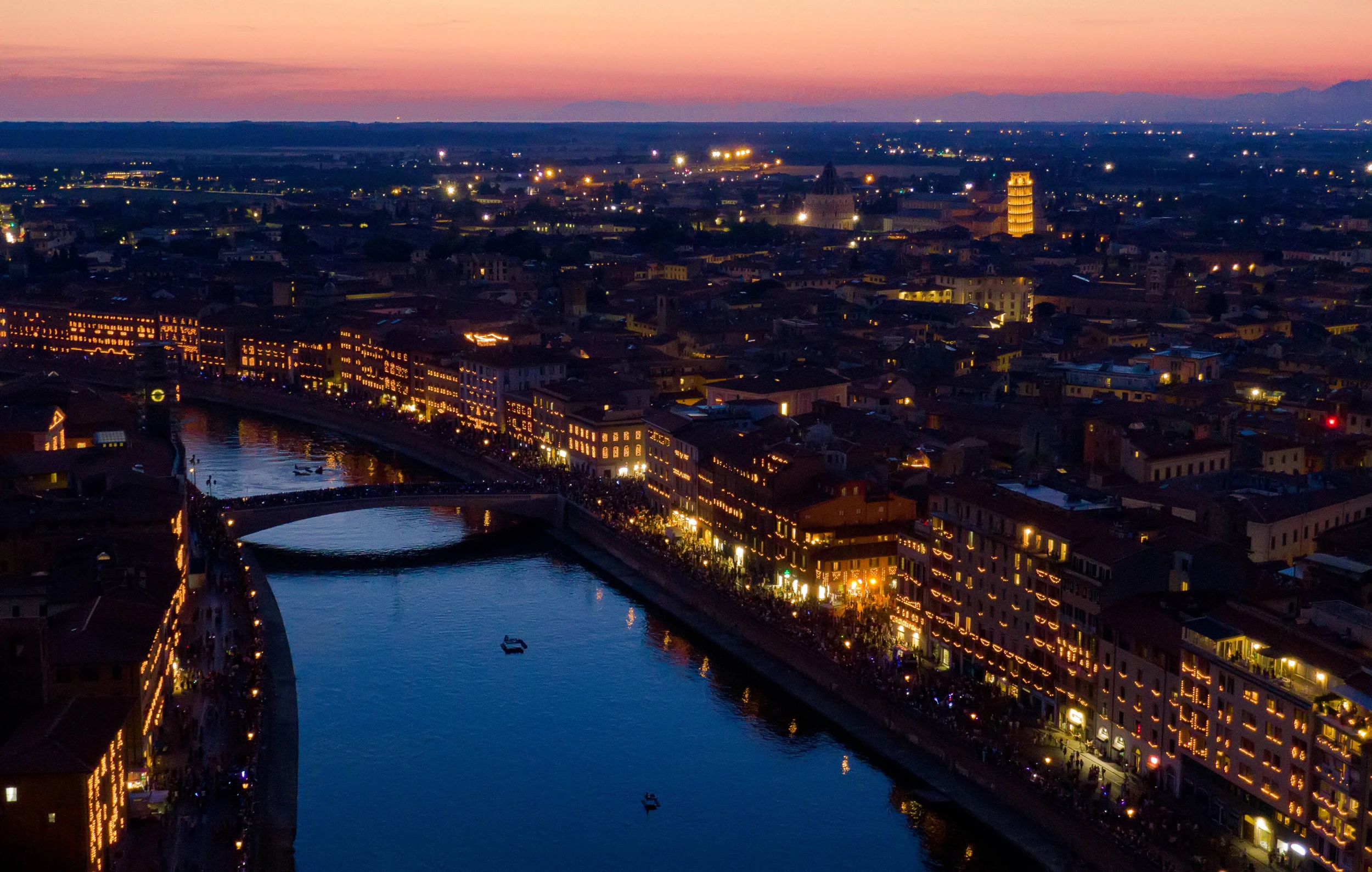La Luminara di San Ranieri sui lungarni di Pisa